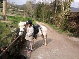 Luisa_sattelt_ihre_Stute_Lilli