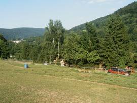unser_Stall_hinter_den_Bäumen